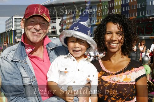 Amsterdam 15 juli 2006
Premiere K3 in pathe arena.
Peter Faber met petje en vrouw en kinderen