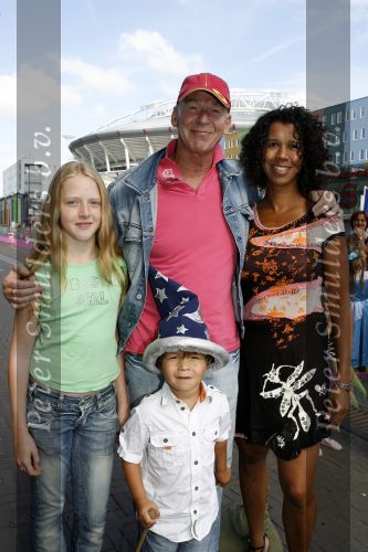 Amsterdam 15 juli 2006
Premiere K3 in pathe arena.
Peter Faber met petje en vrouw en kinderen