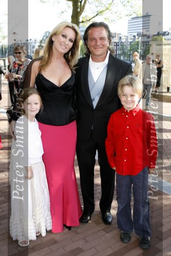 Amsterdam 15 juli 2006
Premiere Rembrandt in Carre.
Petra Berger met man en kinderen