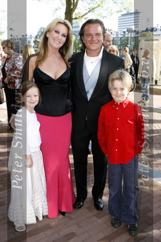 Amsterdam 15 juli 2006
Premiere Rembrandt in Carre.
Petra Berger met man en kinderen