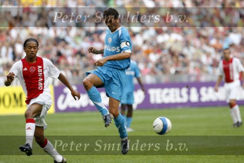 Amsterdam 13 augustus 2006
AJAX-PSV 3-1 om de Johan Cruyffschaal in de arena.
Urby Emanuelson in duel met Philip Cocu
Peter Smulders bv