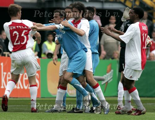 Rotterdam, 7 Mei 2006
Feyenoord stadion Gatorade Cup (KNVB-beker ) Seizoen 2005/2006
AJAX-PSV, eindstand 2-1
Ruzie tussen Klaas Jan Huntelaar en Phillip Cocu
Shirtje trekken