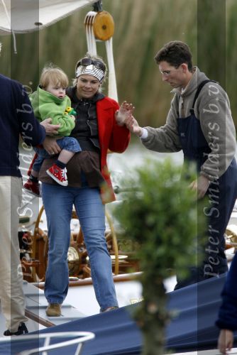 Muiden 28 mei 2006
Koningin Beatrix Prins Constantijn Prinses laurentien Prinses Eloise en Prins Claus Cazimir varen met de groen draeck.