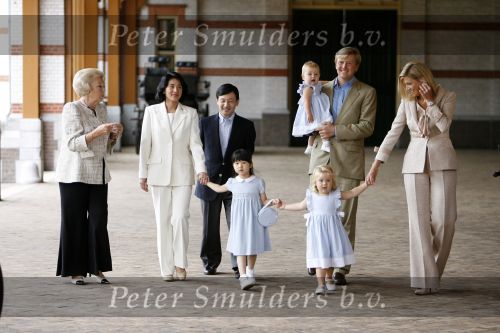 Apeldoorn 18 augustus 2006
Fotosessie Koningin Beatrix met Maxima Prins Willem Alexandert Amalia Alexia en de keizerlijke hoogheden van Japan Prins Naruhito Prinses Masako en prinses Aiko op paleis het Loo.