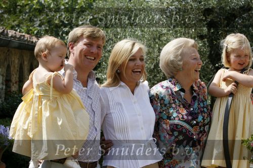 Tavarnelle 6 juli 2006
Koningin Beatrix met Prinses Maxima Prins Willem Alexander Amalia en Alexia tijdens fotomoment op vakantie.