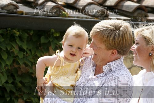 Tavarnelle 6 juli 2006
Koningin Beatrix met Prinses Maxima Prins Willem Alexander Amalia en Alexia tijdens fotomoment op vakantie. Mastino Napolitana