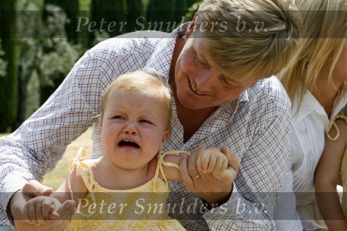 Tavarnelle 6 juli 2006
Koningin Beatrix met Prinses Maxima Prins Willem Alexander Amalia en Alexia tijdens fotomoment op vakantie.