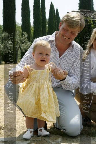 Tavarnelle 6 juli 2006
Koningin Beatrix met Prinses Maxima Prins Willem Alexander Amalia en Alexia tijdens fotomoment op vakantie.