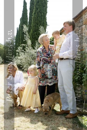 Tavarnelle 6 juli 2006
Koningin Beatrix met Prinses Maxima Prins Willem Alexander Amalia en Alexia tijdens fotomoment op vakantie. Mastino Napolitana