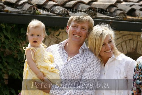 Tavarnelle 6 juli 2006
Koningin Beatrix met Prinses Maxima Prins Willem Alexander Amalia en Alexia tijdens fotomoment op vakantie.