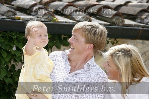 Tavarnelle 6 juli 2006
Koningin Beatrix met Prinses Maxima Prins Willem Alexander Amalia en Alexia tijdens fotomoment op vakantie.