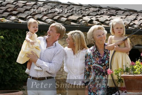 Tavarnelle 6 juli 2006
Koningin Beatrix met Prinses Maxima Prins Willem Alexander Amalia en Alexia tijdens fotomoment op vakantie.