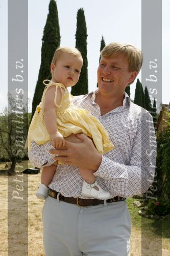 Tavarnelle 6 juli 2006
Koningin Beatrix met Prinses Maxima Prins Willem Alexander Amalia en Alexia tijdens fotomoment op vakantie.
