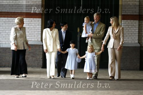 Apeldoorn 18 augustus 2006
Fotosessie Koningin Beatrix met Maxima Prins Willem Alexandert Amalia Alexia en de keizerlijke hoogheden van Japan Prins Naruhito Prinses Masako en prinses Aiko op paleis het Loo.