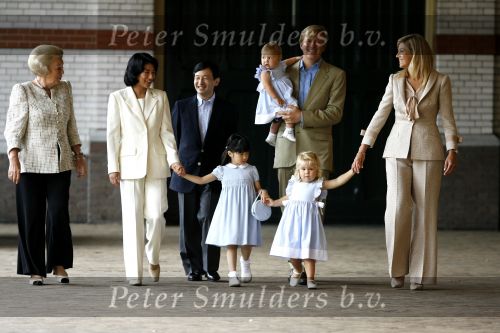 Apeldoorn 18 augustus 2006
Fotosessie Koningin Beatrix met Maxima Prins Willem Alexandert Amalia Alexia en de keizerlijke hoogheden van Japan Prins Naruhito Prinses Masako en prinses Aiko op paleis het Loo.