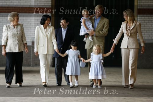 Apeldoorn 18 augustus 2006
Fotosessie Koningin Beatrix met Maxima Prins Willem Alexandert Amalia Alexia en de keizerlijke hoogheden van Japan Prins Naruhito Prinses Masako en prinses Aiko op paleis het Loo.