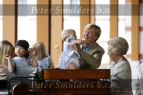 Apeldoorn 18 augustus 2006
Fotosessie Koningin Beatrix met Maxima Prins Willem Alexander Amalia Alexia en zijne keizerlijke hoogheden van japan Prins Naruhito Prinses Masako en hun dochtertje Aiko bij paleis het Loo.