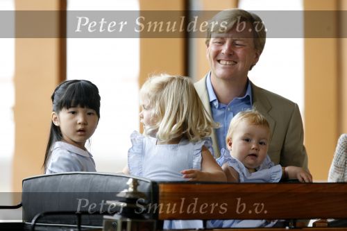 Apeldoorn 18 augustus 2006
Fotosessie Koningin Beatrix met Maxima Prins Willem Alexander Amalia Alexia en zijne keizerlijke hoogheden van japan Prins Naruhito Prinses Masako en hun dochtertje Aiko bij paleis het Loo.