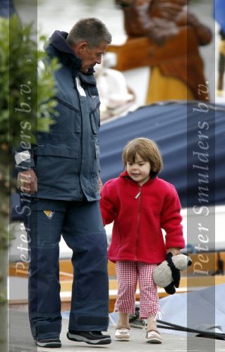 Muiden 28 mei 2006
Koningin Beatrix Prins Constantijn Prinses laurentien Prinses Eloise en Prins Claus Cazimir varen met de groen draeck.