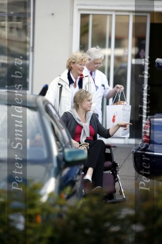Den Haag 4 juni 2006
Prinses laurentien in rolstoel en Prins Constantijn verlaten het bronovo ziekenhuis na de geboorte van hun 3e kindje dochter prinses Leonore.
Peter Smulders bv