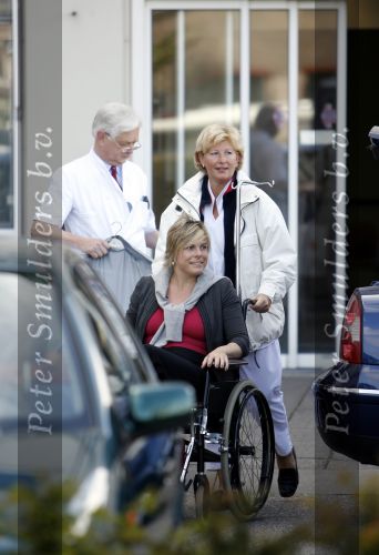 Den Haag 4 juni 2006
Prinses laurentien in rolstoel en Prins Constantijn verlaten het bronovo ziekenhuis na de geboorte van hun 3e kindje dochter prinses Leonore.
Peter Smulders bv