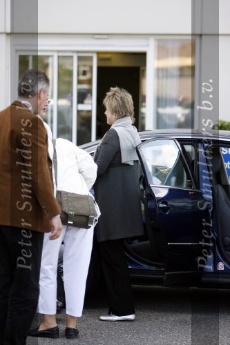 Den Haag 4 juni 2006
Prinses laurentien in rolstoel en Prins Constantijn verlaten het bronovo ziekenhuis na de geboorte van hun 3e kindje dochter prinses Leonore.
Peter Smulders bv