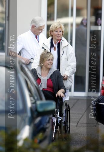 Den Haag 4 juni 2006
Prinses laurentien in rolstoel en Prins Constantijn verlaten het bronovo ziekenhuis na de geboorte van hun 3e kindje dochter prinses Leonore.
Peter Smulders bv