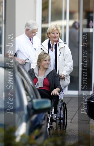 Den Haag 4 juni 2006
Prinses laurentien in rolstoel en Prins Constantijn verlaten het bronovo ziekenhuis na de geboorte van hun 3e kindje dochter prinses Leonore.
Peter Smulders bv
