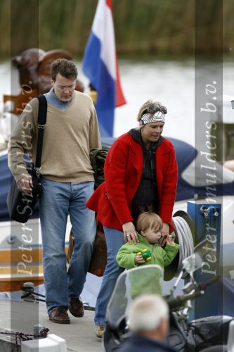 Muiden 28 mei 2006
Koningin Beatrix Prins Constantijn Prinses laurentien Prinses Eloise en Prins Claus Cazimir varen met de groen draeck.