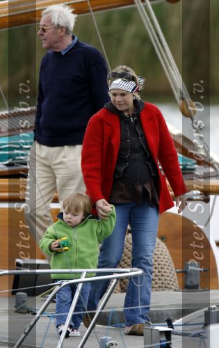 Muiden 28 mei 2006
Koningin Beatrix Prins Constantijn Prinses laurentien Prinses Eloise en Prins Claus Cazimir varen met de groen draeck.
Peter Smulders bv