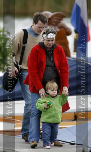 Muiden 28 mei 2006
Koningin Beatrix Prins Constantijn Prinses laurentien Prinses Eloise en Prins Claus Cazimir varen met de groen draeck.
Peter Smulders bv