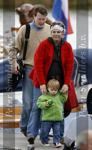 Muiden 28 mei 2006
Koningin Beatrix Prins Constantijn Prinses laurentien Prinses Eloise en Prins Claus Cazimir varen met de groen draeck.