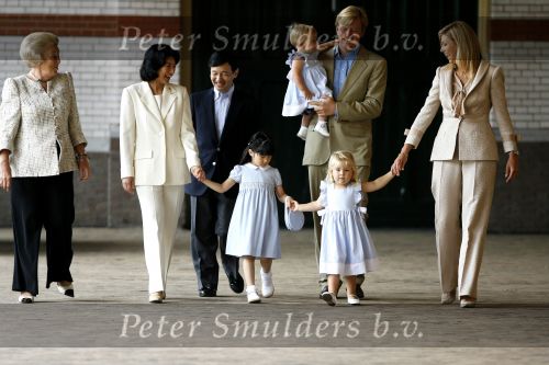 Apeldoorn 18 augustus 2006
Fotosessie Koningin Beatrix met Maxima Prins Willem Alexandert Amalia Alexia en de keizerlijke hoogheden van Japan Prins Naruhito Prinses Masako en prinses Aiko op paleis het Loo.