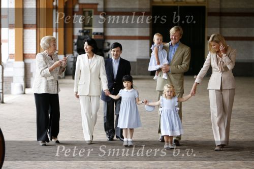 Apeldoorn 18 augustus 2006
Fotosessie Koningin Beatrix met Maxima Prins Willem Alexandert Amalia Alexia en de keizerlijke hoogheden van Japan Prins Naruhito Prinses Masako en prinses Aiko op paleis het Loo.