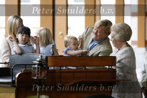 Apeldoorn 18 augustus 2006
Fotosessie Koningin Beatrix met Maxima Prins Willem Alexander Amalia Alexia en zijne keizerlijke hoogheden van japan Prins Naruhito Prinses Masako en hun dochtertje Aiko bij paleis het Loo.