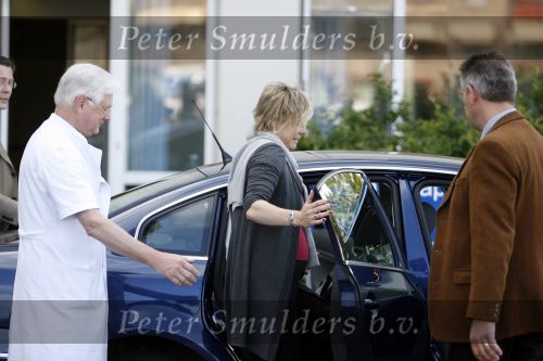 Den Haag 4 juni 2006
Prinses laurentien in rolstoel en Prins Constantijn verlaten het bronovo ziekenhuis na de geboorte van hun 3e kindje dochter prinses Leonore.
Peter Smulders bv