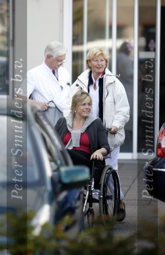 Den Haag 4 juni 2006
Prinses laurentien in rolstoel en Prins Constantijn verlaten het bronovo ziekenhuis na de geboorte van hun 3e kindje dochter prinses Leonore.
Peter Smulders bv