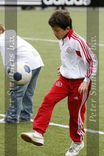 Amsterdam 2 juni 2006
Justin Kluivert op training bij de ajax jeugd. Justin is gescout door AJAX. Papa Patrick en moeder Angela waren natuurlijk bij de eerste training. Quincy  Kluivert
Peter Smulders bv