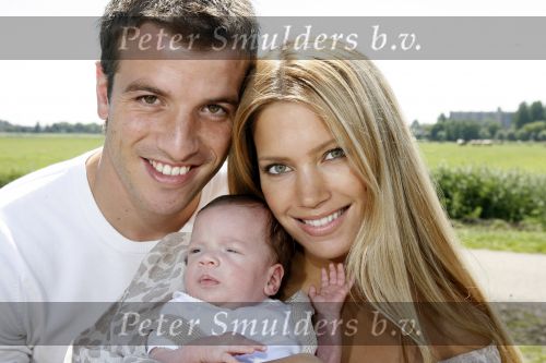 Uitgeest 28 juni 2006
Sylvie v d Vaart met Rafael en hun zoon Damian en 2 journalisten van Bild zeitung.
Peter Smulders bv