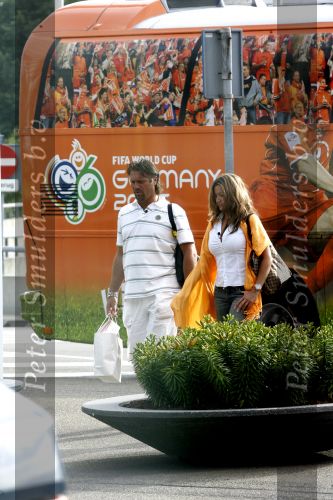 Schiphol 22 juni 2006
John de Wolf brengt zijn nieuwe vriendin Rebecca Loos naar het vliegveld.
Peter Smulders bv