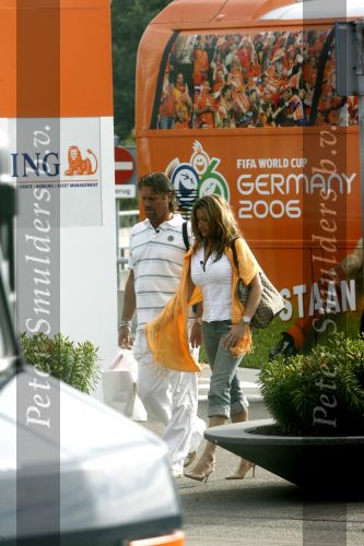 Schiphol 22 juni 2006
John de Wolf brengt zijn nieuwe vriendin Rebecca Loos naar het vliegveld.
Peter Smulders bv