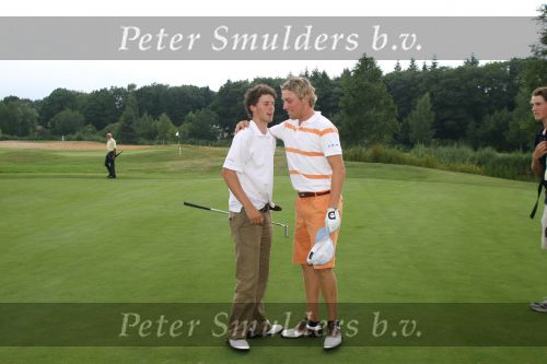 Best, 28 t/m 30 Juli 2006
NK Matchplay 2006 Golf Dames & Heren op BEST GCC
Reinier Saxton, winnaar bij de heren wordt gefeliciteerd door runner-up floris de Vries