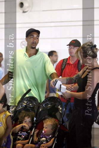 Barcelona 30 juli 2006
Zangeres Anouk met haar man Remon Stotijn (postman) en Benjahmin Elijah enPhoenix op vlieveld Barcelona.