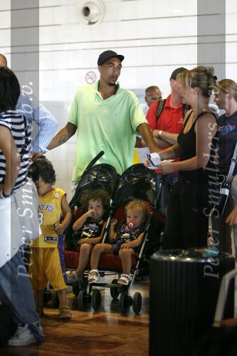 Barcelona 30 juli 2006
Zangeres Anouk met haar man Remon Stotijn (postman) en Benjahmin Elijah enPhoenix op vlieveld Barcelona.