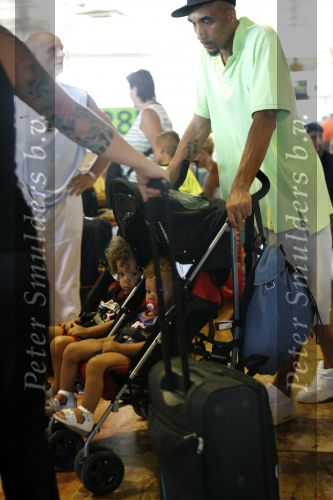 Barcelona 30 juli 2006
Zangeres Anouk met haar man Remon Stotijn (postman) en Benjahmin Elijah enPhoenix op vlieveld Barcelona.