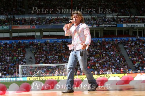 Eindhoven, 31 Juli 2006
Jaarlijkse Open Dag bij PSV met 27.000 toeschouwers
Volkszanger van het Nederlandse lied, Rene Schuurmans