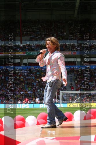 Eindhoven, 31 Juli 2006
Jaarlijkse Open Dag bij PSV met 27.000 toeschouwers
Volkszanger van het Nederlandse lied, Rene Schuurmans