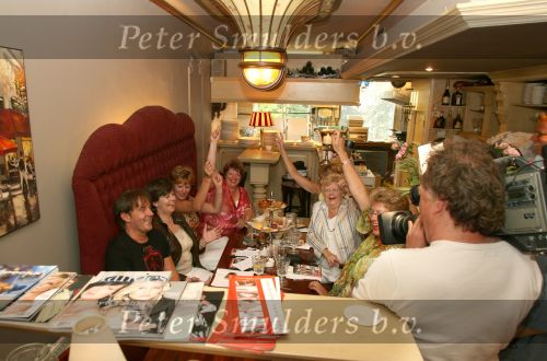 Amsterdam, 24 Juni 2006 Ontmoeting tussen Gerard Joling en een grote fan van hem Rita Verdonk met haar moeder en zussen
Eerst worden er voor iedereen handtekeningen uitgedeeld.
©Foto Peter Smulders BV