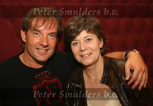 Amsterdam, 24 Juni 2006 Ontmoeting tussen Gerard Joling en een grote fan van hem Rita Verdonk met haar moeder en zussen
Eerst worden er voor iedereen handtekeningen uitgedeeld.
©Foto Peter Smulders BV