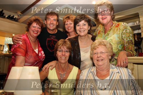 Amsterdam, 24 Juni 2006 Ontmoeting tussen Gerard Joling en een grote fan van hem Rita Verdonk met haar moeder en zussen
Eerst worden er voor iedereen handtekeningen uitgedeeld.
©Foto Peter Smulders BV